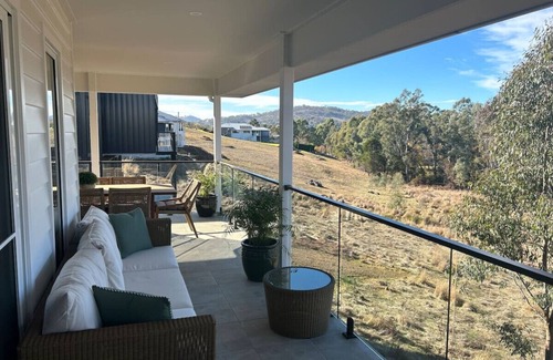 Wodonga Apartment | Cozy House on the Hill - Perfect for Families and Pets