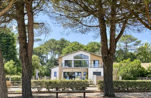 Carcans House | Experience House on the Lake with Breathtaking Views