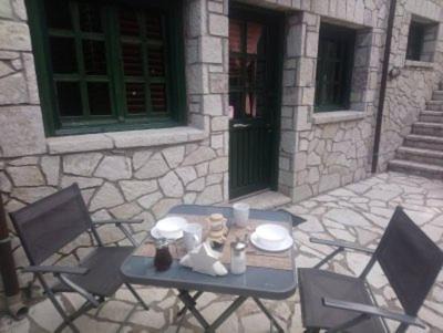 Eptalofos Cabin | Inviting House On The Mountain with Hot Tub & Family-Friendly