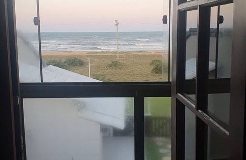 Tamoios House | Cozy Oceanfront House with 24-Hour Security & Amenities