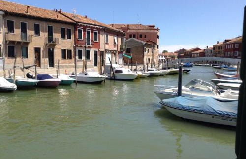 Longa Apartment | Beautiful House on the Water Murano - Pet Friendly Getaway