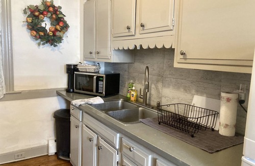 Ono House | Timeless Escape at House on Town Square - Pet Friendly Stay