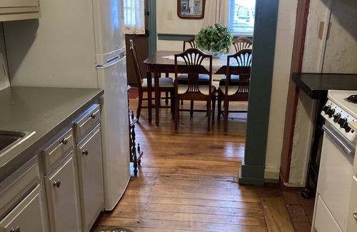 Ono House | Timeless Escape at House on Town Square - Pet Friendly Stay