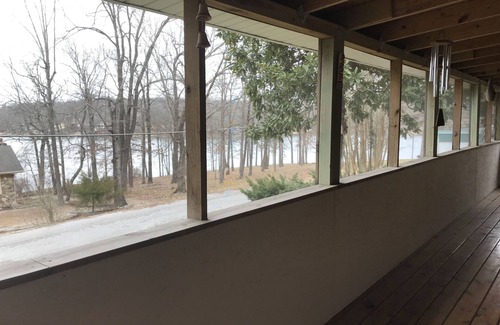 Hardy House | Inviting House Overlooking Lake Sequoyah with Beach Access