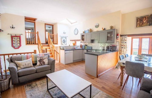 Lifton House | Family-Friendly Retreat with Kitchen at The Old Dairy