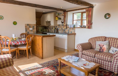 Lifton House | Family-Friendly Retreat with Kitchen at The Old Dairy