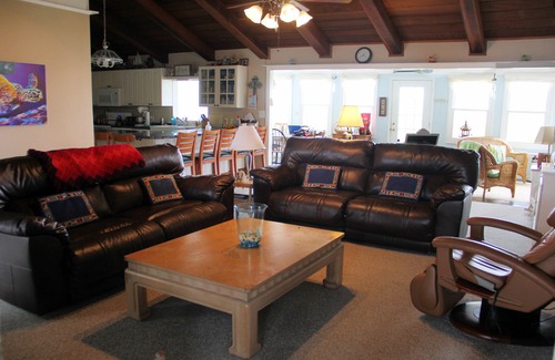 Hague House | Serene House on the Potomac River - Pet Friendly with Pool