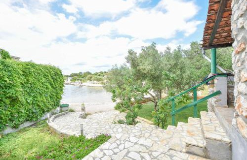 Tkon House | House Roko: Oceanfront Retreat with 10/10 Guest Ratings