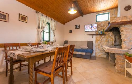 Tkon House | House Roko: Oceanfront Retreat with 10/10 Guest Ratings
