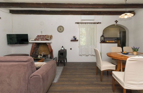 Tkon House | House Sage: Oceanfront Retreat with Breakfast in Tkon