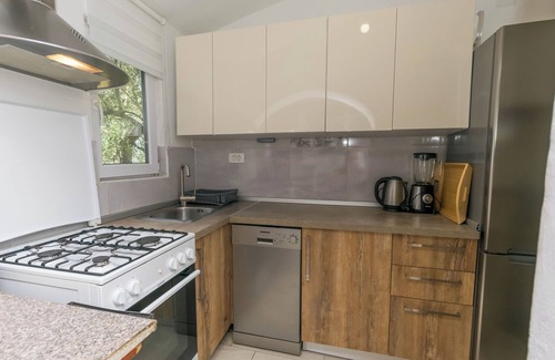 Tkon House | House Sage: Oceanfront Retreat with Breakfast in Tkon