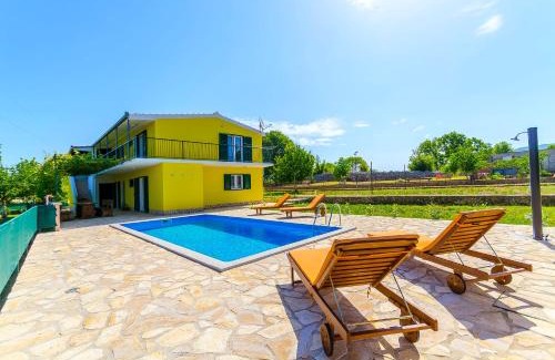 Primorski Dolac House | Top-Rated House Simani: Pool, Pet & Child Friendly Stay