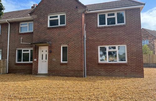 Poole House | Modern 6-Bedroom House with En-Suite & Great Amenities