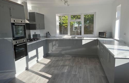 Poole House | Modern 6-Bedroom House with En-Suite & Great Amenities
