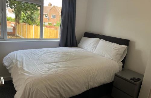 Poole House | Modern 6-Bedroom House with En-Suite & Great Amenities