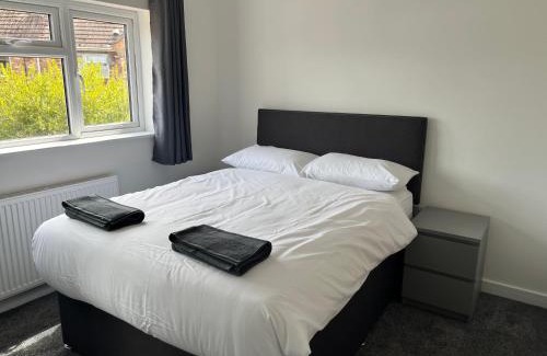 Poole House | Modern 6-Bedroom House with En-Suite & Great Amenities