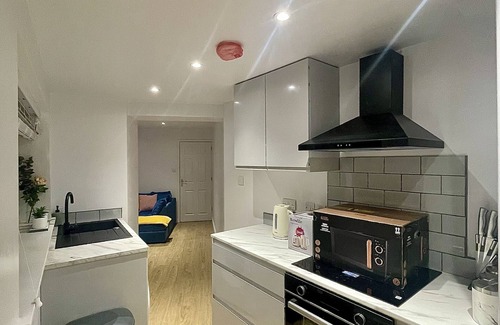 Cheltenham House | Comfortable Double Room with Kitchen - Family-Friendly Stay