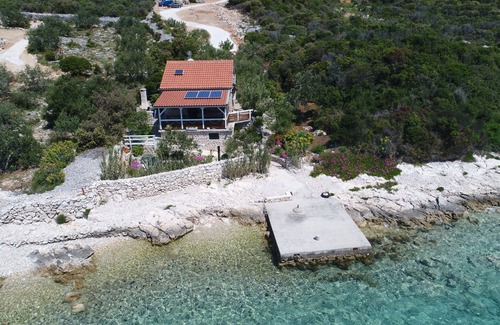 Tkon House | Idyllic House Starfish: Oceanfront Getaway in Pasman