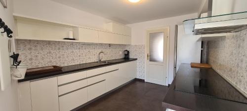 Stari Grad House | Pet-Friendly Retreat at House Stone house Skor, Rated 10/10