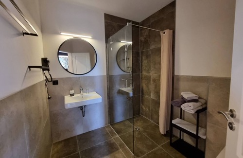 Muritz House | Experience Comfort in the Superior Ensuite with Garden View