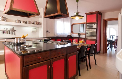 Telde Villa | Oceanview Retreat with Golf, Pool & Free Wifi Awaits You!