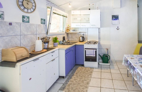 Tkon House | Oceanfront House Vagabond: Family-Friendly Getaway in Tkon