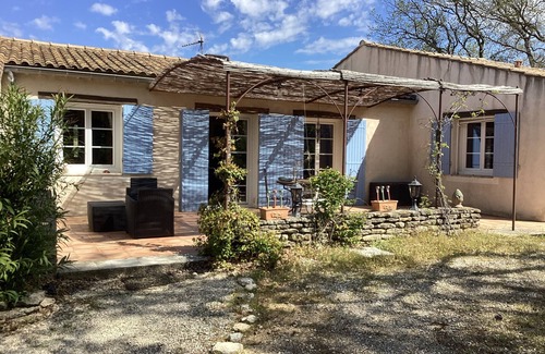 Menerbes House | Pet Friendly Villa with Pool and Ocean View for 8 Guests
