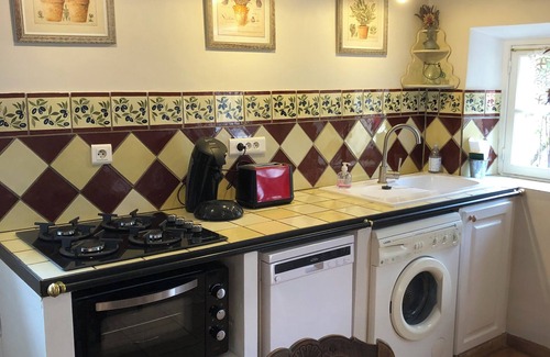 Viens House | Discover Viens Villa: Pet-Friendly Retreat with Breakfast