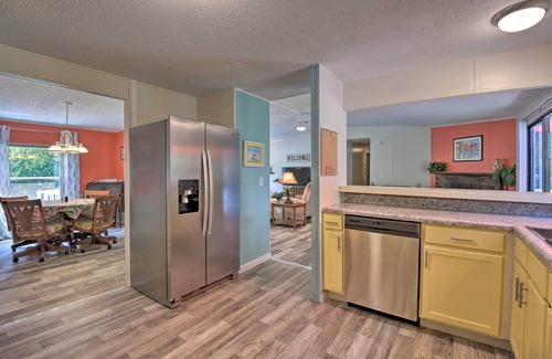 Silver Springs House | Cozy House with Deck & Fireplace Near State Park Awaits