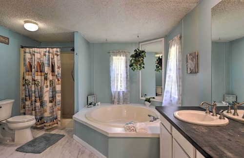 Silver Springs House | Cozy House with Deck & Fireplace Near State Park Awaits