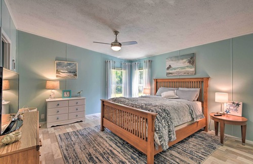 Silver Springs House | Cozy House with Deck & Fireplace Near State Park Awaits