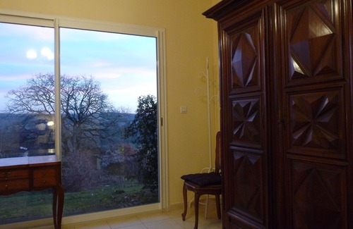 Ordan-Larroque House | Experience House Walklife: Pet-Friendly Lake View Retreat