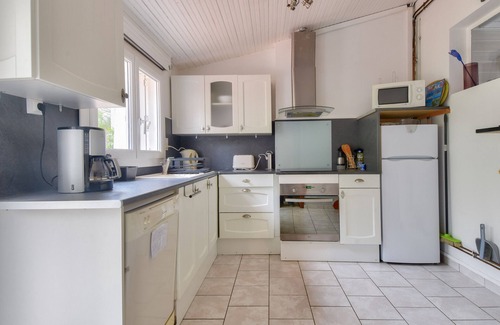 Saint-Maixent-sur-Vie House | Peaceful Retreat in a Garden Home with Breakfast Included