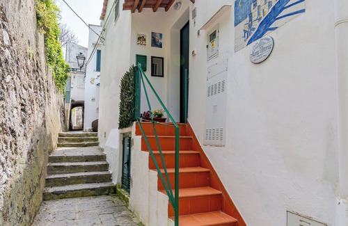Minori House | Inviting 2-Bedroom House with Ocean View Balcony & Free Wi-Fi