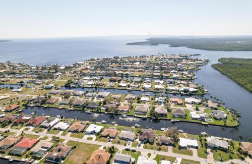 Edgewater House | Experience Housewithaboat: Heated Pool & Sailboat Awaits