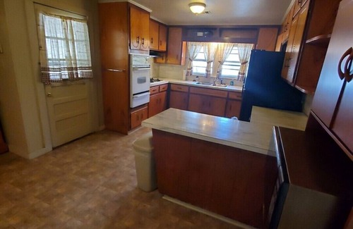 Malvern House | Inviting House with Full Kitchen & Expansive Backyard Oasis