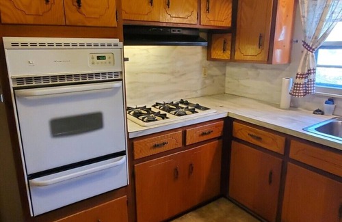 Malvern House | Inviting House with Full Kitchen & Expansive Backyard Oasis