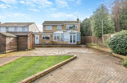 Gloucester House | Ideal Retreat: Games Room, Large Garden & Hot Tub