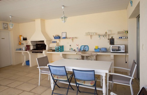 Loubers Villa | Tranquil Retreat with Pool in a Green Setting - 9.4/10 Rating