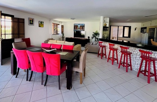 Maceio House | Charming Hibiscus House with 5 Inviting Rooms & Breakfast