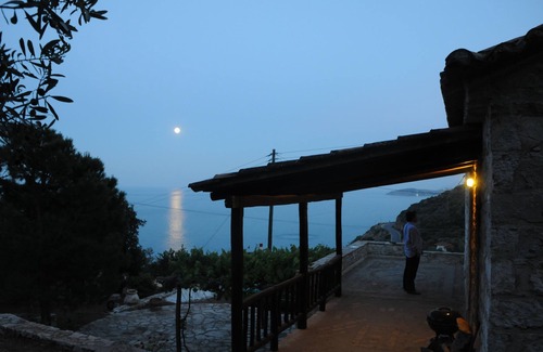 Xiropigado Cottage | Cozy House with Ocean View, Pet Friendly & 9.4/10 Rated