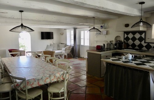 Valreas House | Charming Vineyard Retreat with Heated Pool and Top Amenities