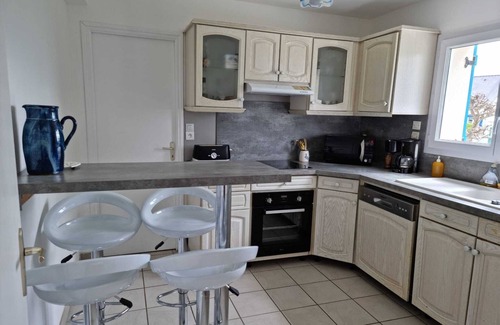 Gavres House | Cozy Retreat with Sea View, Garden & Pool for 8 Guests