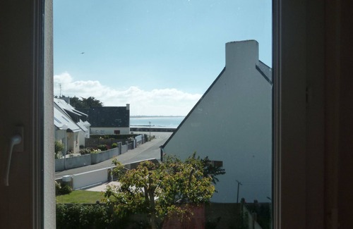 Gavres House | Cozy Retreat with Sea View, Garden & Pool for 8 Guests