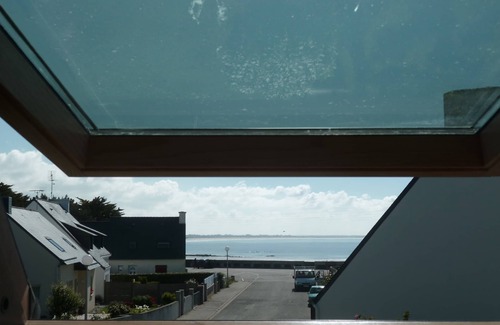 Gavres House | Cozy Retreat with Sea View, Garden & Pool for 8 Guests