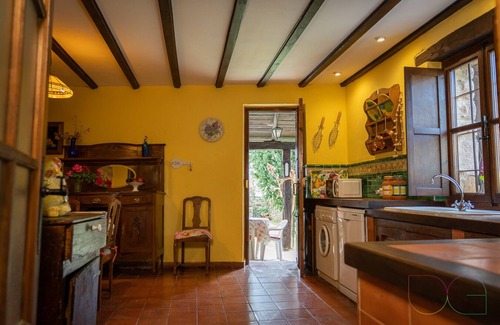 Salinas de Pisuerga Cottage | Family-Friendly Retreat with Garden and Pet Amenities