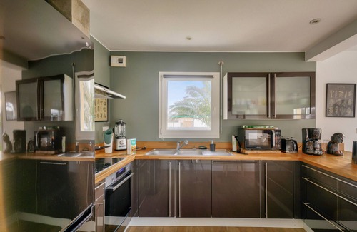 Plobannalec-Lesconil Ski Chalet | Serene Getaway with Pool and Oceanfront Views
