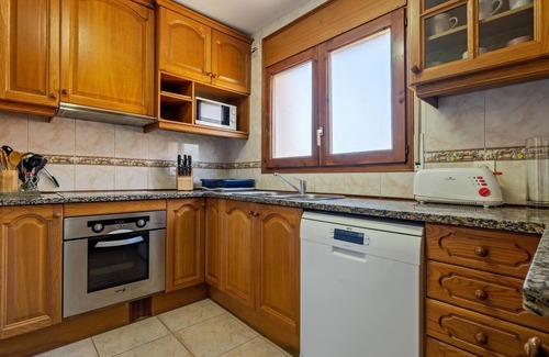 Palamos Villa | Cozy House with Garage and Ping Pong, Steps from the Beach