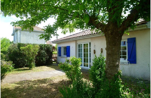 Mezos House | Pet-Friendly 3-Bedroom House with Garden and Ocean View