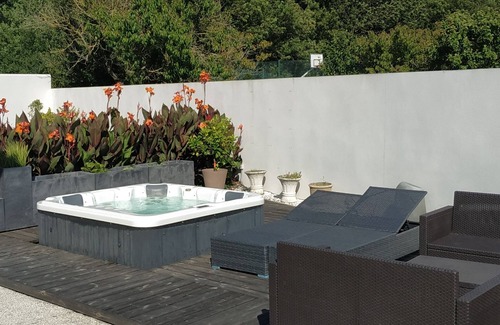 Bourgneuf House | Relaxing House with Jacuzzi and Pet-Friendly Amenities